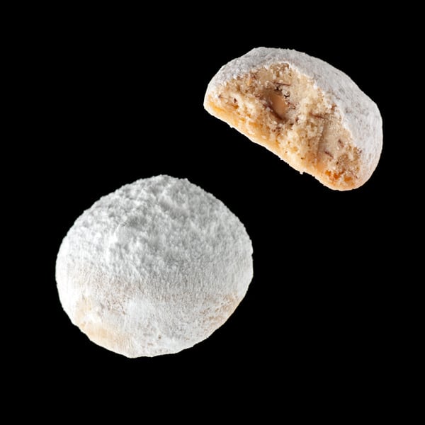 Traditional Kourabiedes (Greek all-butter bicuits with vanilla and almonds)